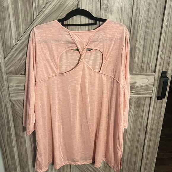 New w/o tags SUPER CUTE top w/ cut out back design, slit sides & high/low hem - Picture 3 of 4